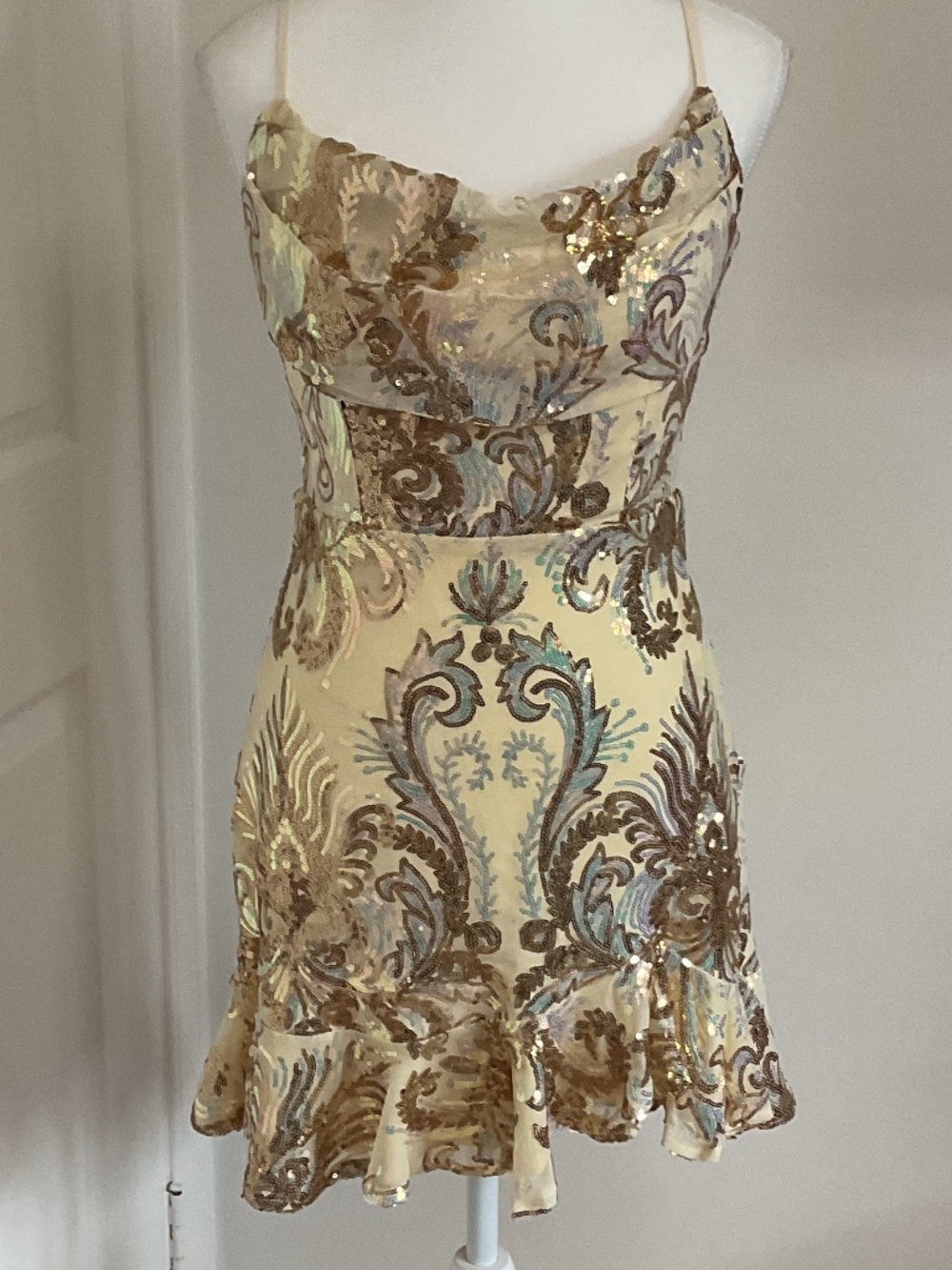 🤩One and Only Sequin Embellished Scoop Neck Ruffle Hem Mini Dress Gold - size L - Picture 3 of 8